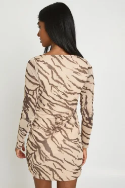 boohoo Robe Moulante Courte En Mesh Froncé À Imprimé Animal Et Encolure Carrée<Femme Looks Chocolat|Robes Moulantes