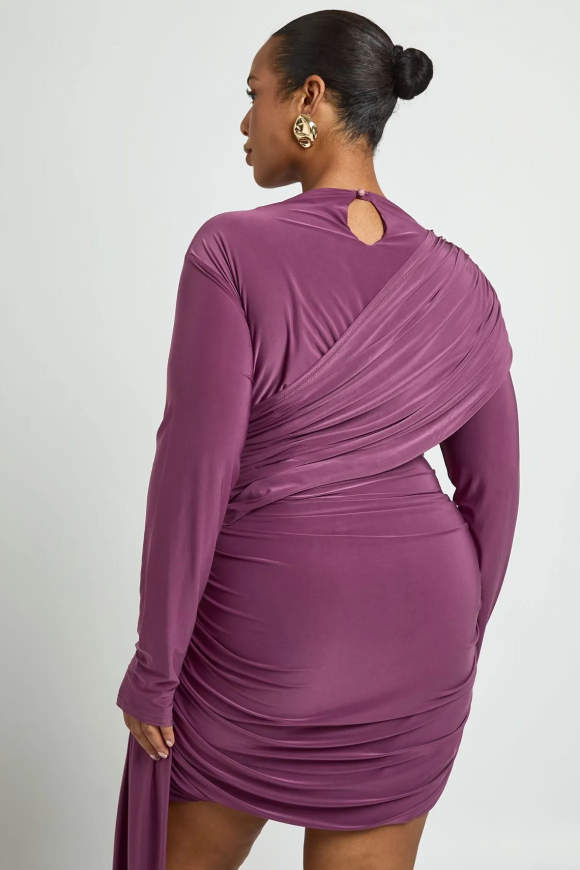 Robe Moulante Courte Grande Taille À Manches Longues Avec Détail Drapé Et Fronces