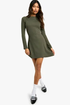 Robe moulante en côtes à dos noué
