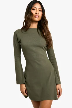 Robe moulante en côtes à dos noué