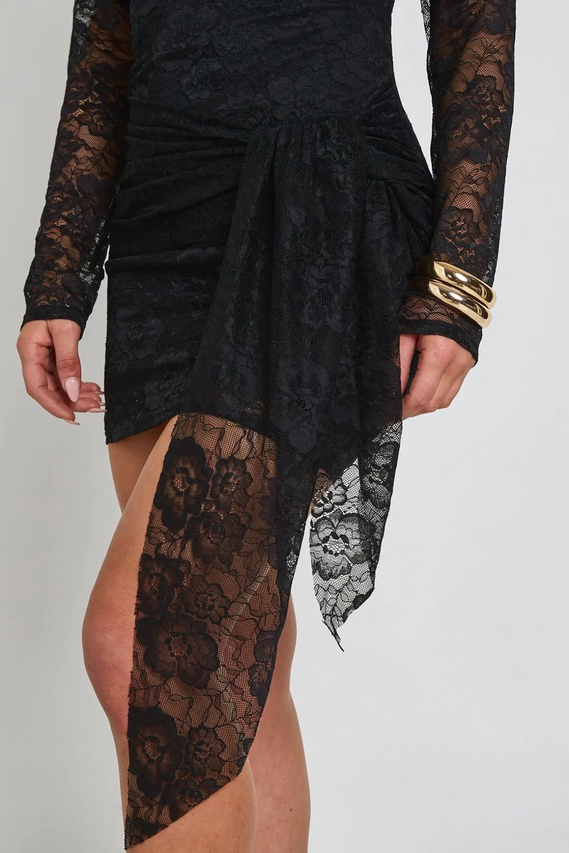 Robe Moulante En Dentelle À Décolleté Plongeant Et Taille Nouée