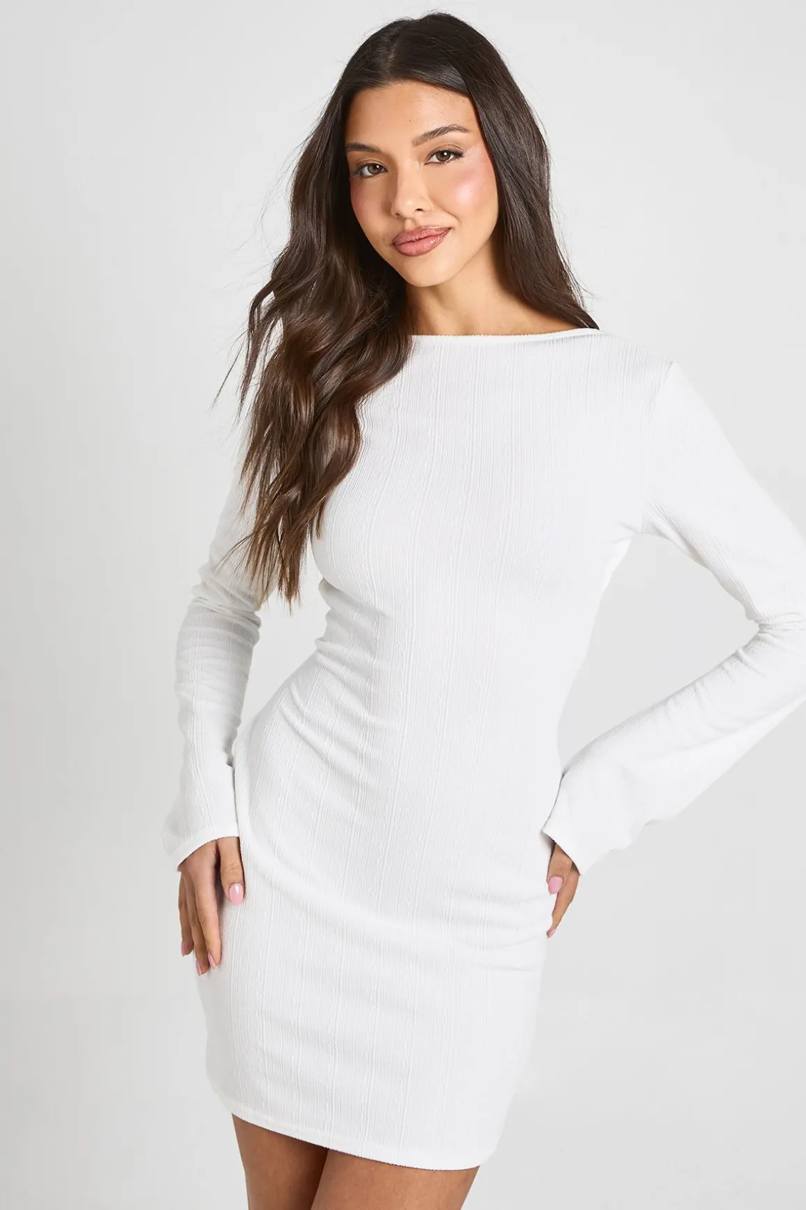 Robe Moulante À Manches Évasées Et Détail Dos Noué En Côtes Froissées