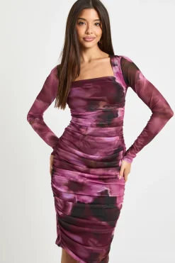 Robe moulante midi en maille froncée à col carré