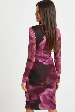 Robe moulante midi en maille froncée à col carré