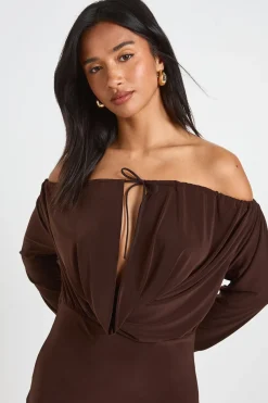 boohoo Robe Moulante Petite À Encolure Bardot Drapée Devant En Tissu Soyeux<Femme Looks Chocolat|Robes Moulantes