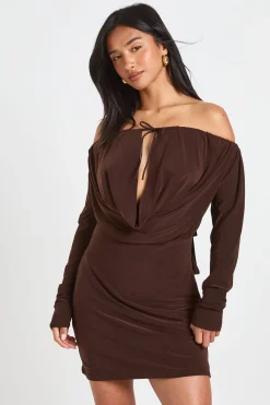 boohoo Robe Moulante Petite À Encolure Bardot Drapée Devant En Tissu Soyeux<Femme Looks Chocolat|Robes Moulantes