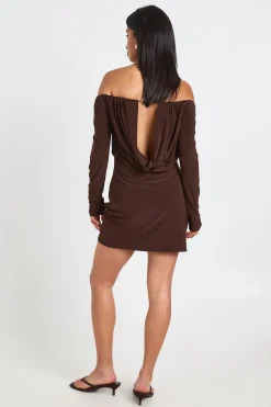 boohoo Robe Moulante Petite À Encolure Bardot Drapée Devant En Tissu Soyeux<Femme Looks Chocolat|Robes Moulantes