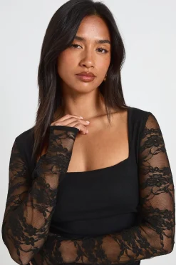 Robe Moulante Petite Taille À Encolure Carrée Et Manches En Dentelle