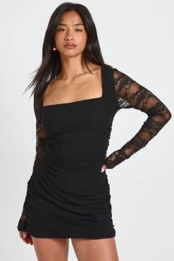 Robe Moulante Petite Taille À Encolure Carrée Et Manches En Dentelle