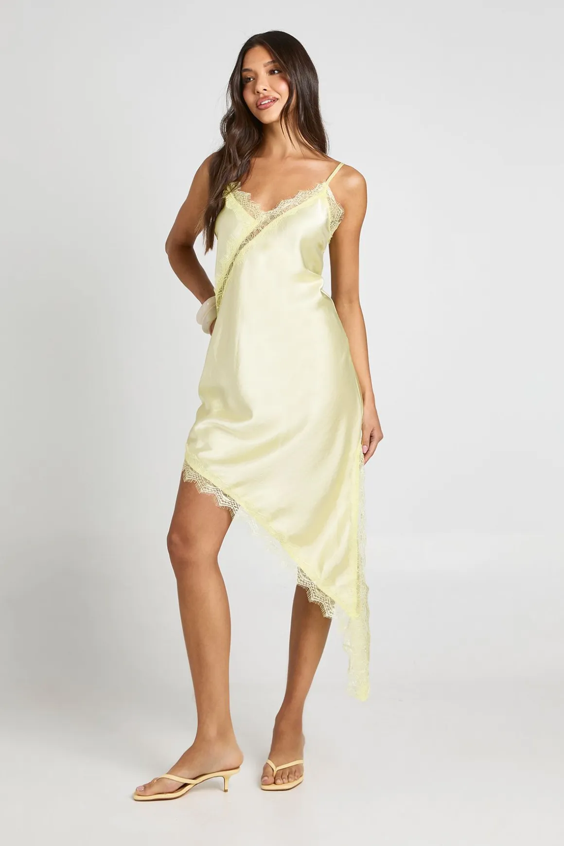 Robe Nuisette Asymétrique En Satin Et Dentelle