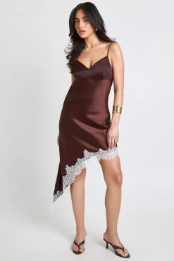 boohoo Robe Nuisette Asymétrique En Satin Et Dentelle<Femme Robes Mi-Longues|Satin Et Dentelle