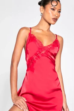 boohoo Robe nuisette asymétrique en satin et dentelle<Femme Robes Mi-Longues|Satin Et Dentelle