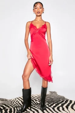 boohoo Robe nuisette asymétrique en satin et dentelle<Femme Robes Mi-Longues|Satin Et Dentelle