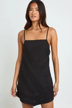 Robe Nuisette À Bretelles Fines Avec Encolure Carrée Et Broderie