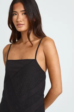 Robe Nuisette À Bretelles Fines Avec Encolure Carrée Et Broderie