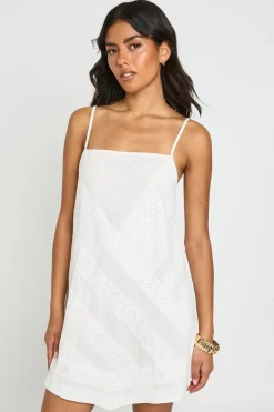 Robe Nuisette À Bretelles Fines Avec Encolure Carrée Brodée