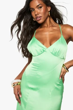 Robe nuisette en satin à bretelles croisées