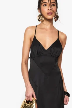 boohoo Robe nuisette en satin croisée à fines bretelles<Femme Satin Et Dentelle|Robes