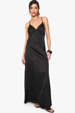 boohoo Robe nuisette en satin croisée à fines bretelles<Femme Satin Et Dentelle|Robes