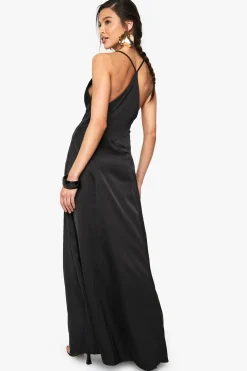 boohoo Robe nuisette en satin croisée à fines bretelles<Femme Satin Et Dentelle|Robes