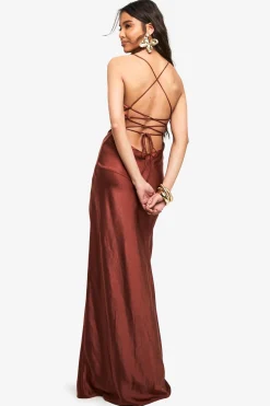 Robe nuisette maxi en satin à dos croisé