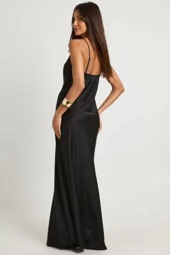 boohoo Robe nuisette maxi en satin à encolure en V<Femme Satin Et Dentelle|Robes