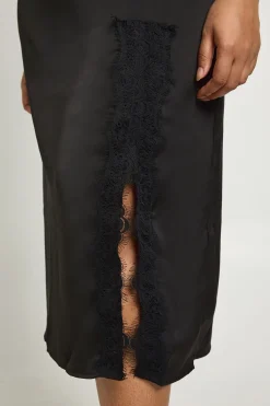 boohoo Robe Nuisette Satinée Grande Taille Avec Détails De Dentelle Contrastante<Femme Robes Moulantes|Satin Et Dentelle