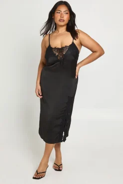boohoo Robe Nuisette Satinée Grande Taille Avec Détails De Dentelle Contrastante<Femme Robes Moulantes|Satin Et Dentelle