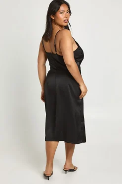 boohoo Robe Nuisette Satinée Grande Taille Avec Détails De Dentelle Contrastante<Femme Robes Moulantes|Satin Et Dentelle