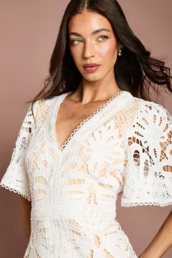Robe À Ourlet Mouchoir En Dentelle Positionnée