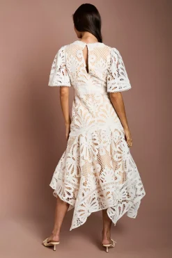 Robe À Ourlet Mouchoir En Dentelle Positionnée