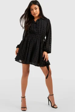 boohoo Robe Patineuse Ceinturée Dobby Petite Taille<Femme Robes Patineuses|Robes À Manches Longues