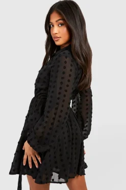 boohoo Robe Patineuse Ceinturée Dobby Petite Taille<Femme Robes Patineuses|Robes À Manches Longues