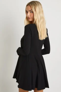 Robe patineuse à encolure ronde et ourlet à godet