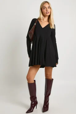 Robe patineuse à encolure ronde et ourlet à godet