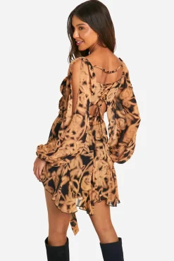 boohoo Robe patineuse enveloppante en chiffon fleuri, dos en dentelle, manches bouffantes<Femme Satin Et Dentelle|Robes Patineuses