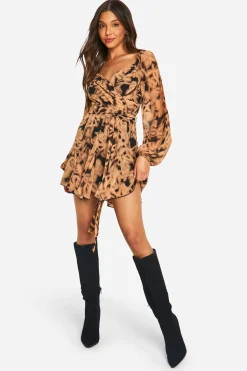 boohoo Robe patineuse enveloppante en chiffon fleuri, dos en dentelle, manches bouffantes<Femme Satin Et Dentelle|Robes Patineuses