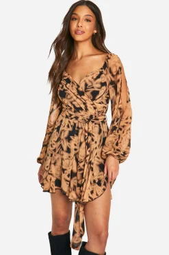 boohoo Robe patineuse enveloppante en chiffon fleuri, dos en dentelle, manches bouffantes<Femme Satin Et Dentelle|Robes Patineuses