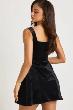 Robe patineuse en velours assemblé à encolure carrée et volume