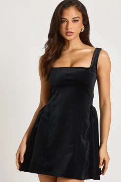 Robe patineuse en velours assemblé à encolure carrée et volume