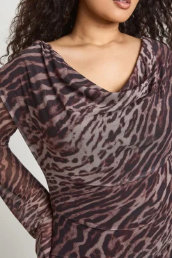 boohoo Robe Patineuse Grande Taille à Imprimé Léopard et Col Drapé en Résille<Femme Robes Patineuses|Robes À Manches Longues