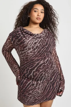 boohoo Robe Patineuse Grande Taille à Imprimé Léopard et Col Drapé en Résille<Femme Robes Patineuses|Robes À Manches Longues