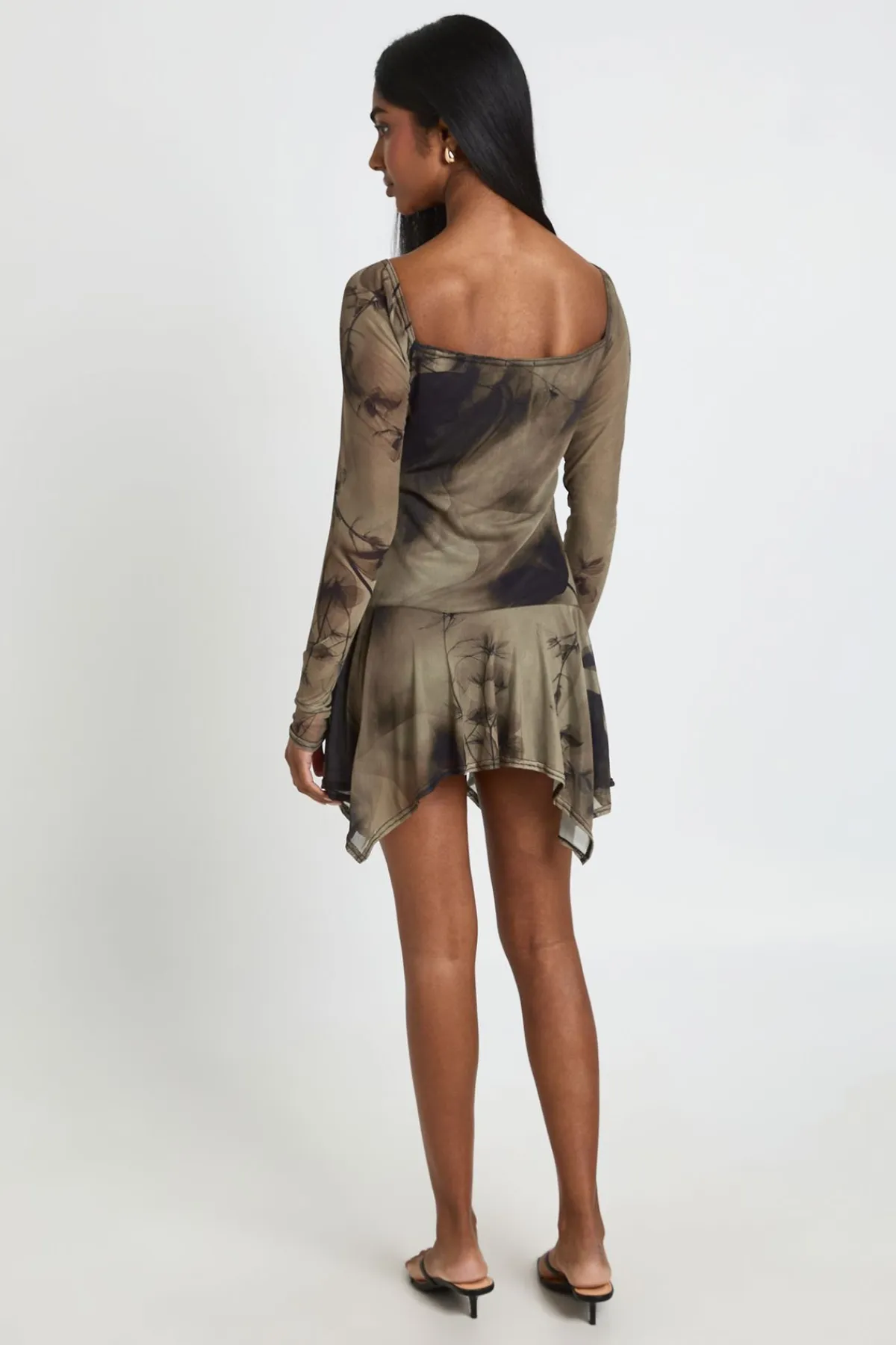 boohoo Robe Patineuse À Imprimé Fleuri En Mesh Col Carré Et Ourlet À Volants<Femme Robes Patineuses|Robes À Manches Longues