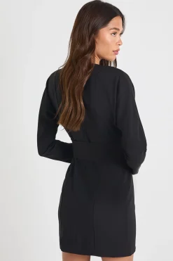 Robe patineuse à manches longues ceinturée