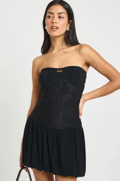 boohoo Robe Patineuse Moulante à Dentelle et Ourlet à Volants<Femme Satin Et Dentelle|Robes Patineuses