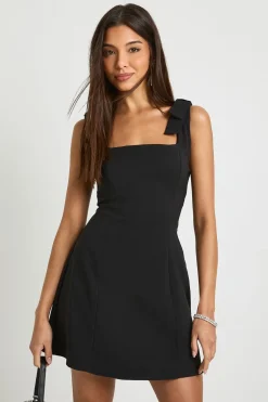 Robe patineuse à épaules nouées et encolure carrée