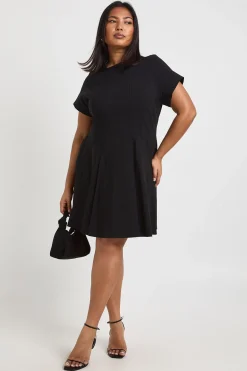 boohoo Robe Patineuse Plissée Grande Taille En Bengaline À Manches Courtes<Femme Robes Patineuses|Robes