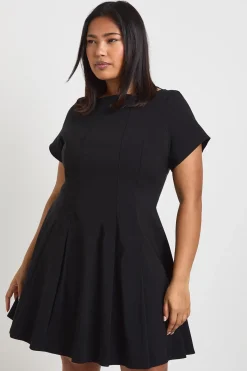 boohoo Robe Patineuse Plissée Grande Taille En Bengaline À Manches Courtes<Femme Robes Patineuses|Robes