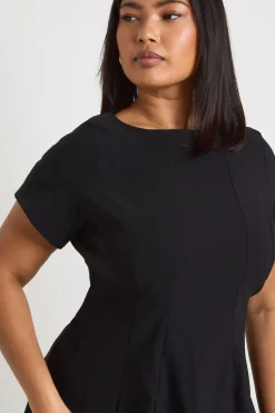 boohoo Robe Patineuse Plissée Grande Taille En Bengaline À Manches Courtes<Femme Robes Patineuses|Robes