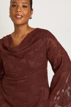 Robe patineuse plus en burnout à encolure drapée et volant frontal